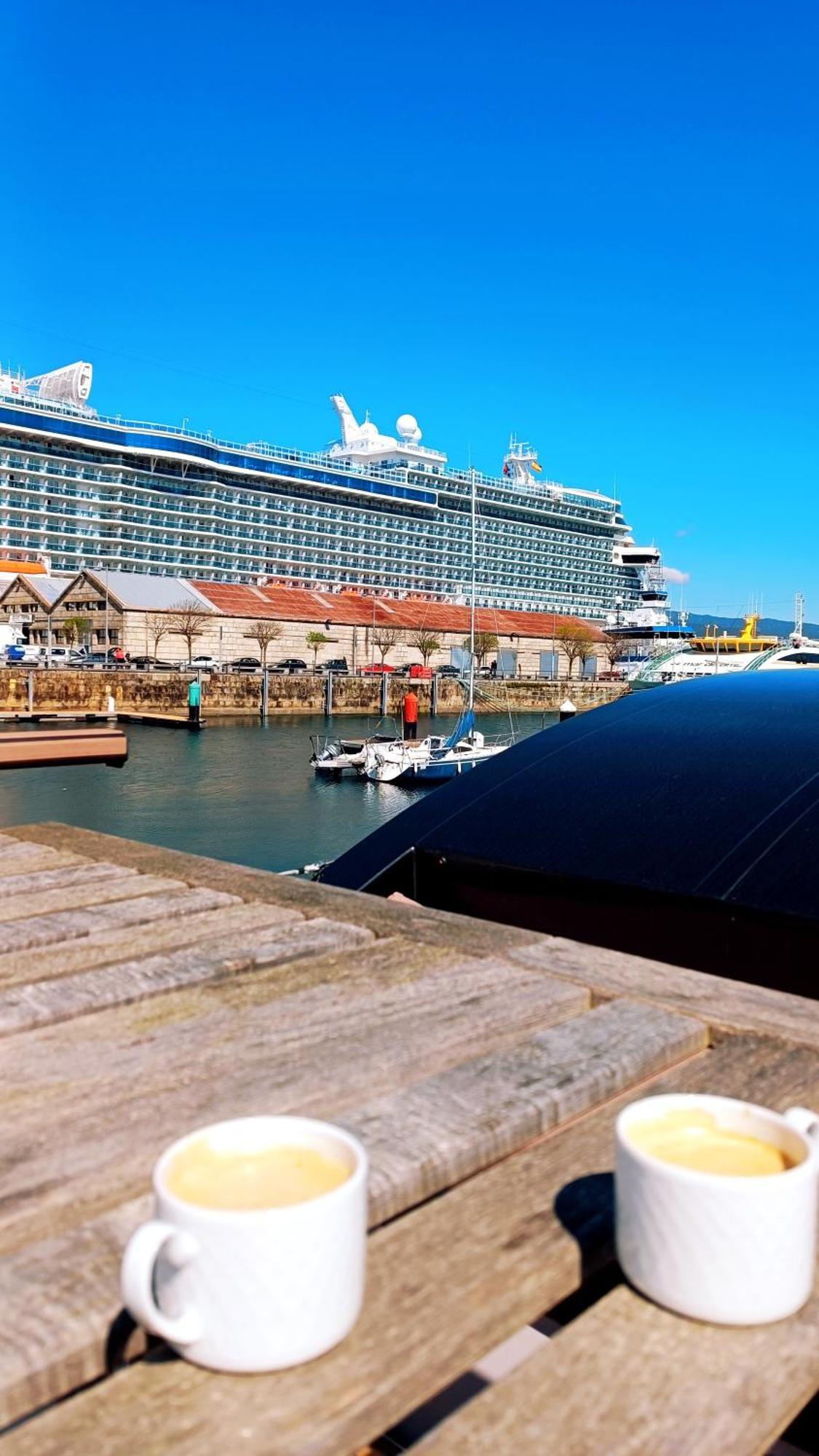 Отель Casa Flotante En El Puerto De Vigo - Different Charter Экстерьер фото