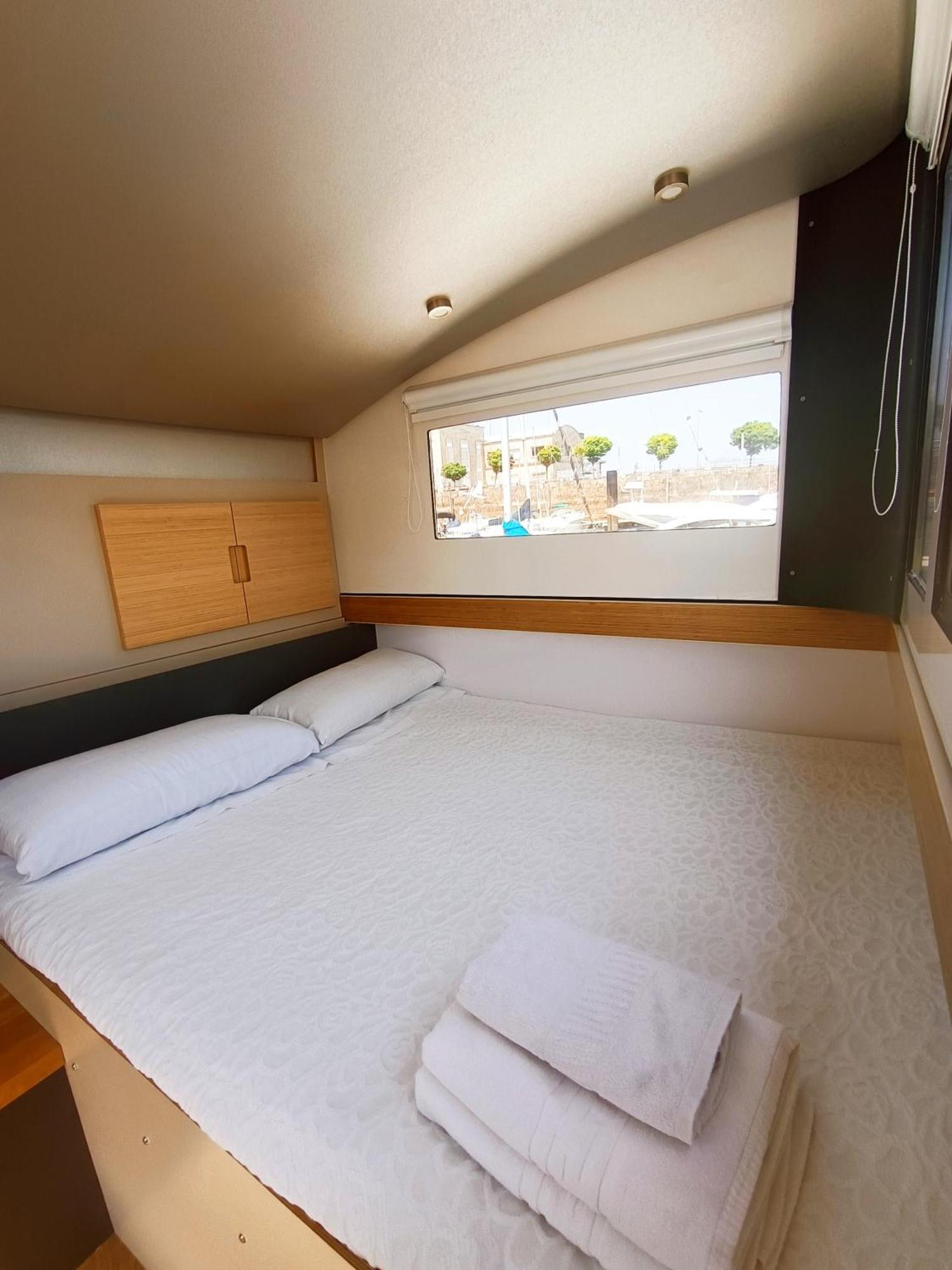 Отель Casa Flotante En El Puerto De Vigo - Different Charter Экстерьер фото