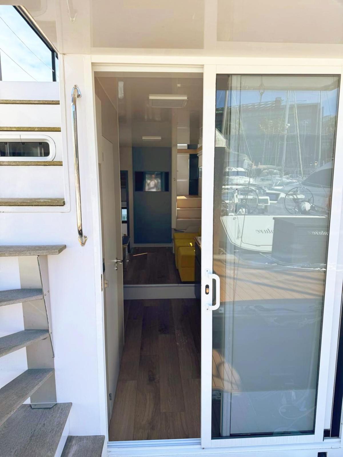 Отель Casa Flotante En El Puerto De Vigo - Different Charter Экстерьер фото