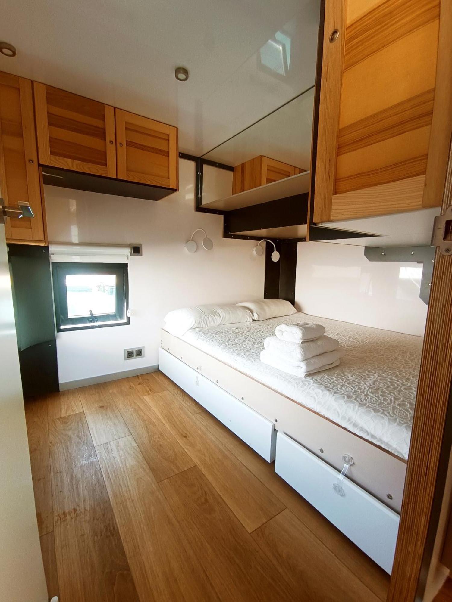 Отель Casa Flotante En El Puerto De Vigo - Different Charter Экстерьер фото